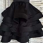 Официална коктейлна рокля с къдри в черен цвят