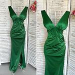Елегантна дълга рокля от сатен с набори в зелен цвят