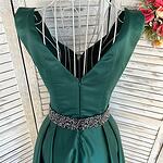Официална рокля от луксозна тафта в  зелен цвят с цепка-Copy