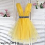 Официална коктейлна рокля изработена от тюл в жълт цвят с коланче