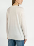 Бял пуловер с апликиран джоб с монили