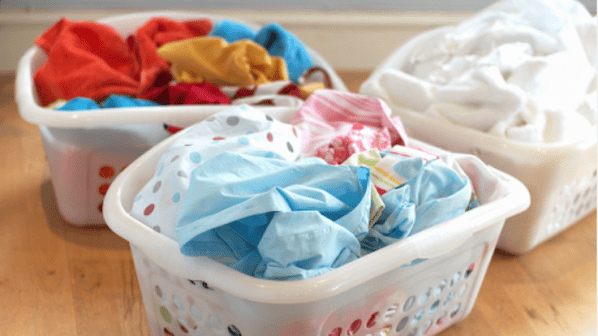 Как да се разделят и обработват дрехите правилно преди пране.