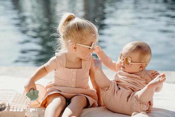 Трябва ли бебетата и малките деца да носят слънчеви очила?