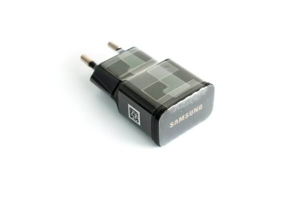 Адаптер Samsung ETA-U90EBE 10W - нов, оригинален Адаптер Samsung ETA-U90EBE 10W - нов, оригинален