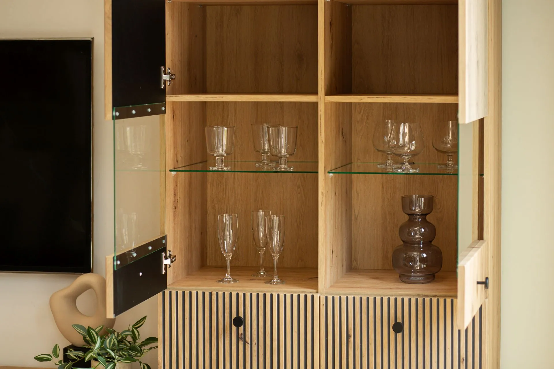 BERLIN GLASS CABINET   4D