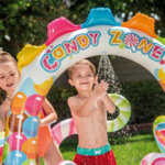 Детски надуваем център за игра с водна пръскалка и пързалка Intex Candy Zone (Бонбонландия), 295 x 191 x 130 см