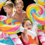 Детски надуваем център за игра с водна пръскалка и пързалка Intex Candy Zone (Бонбонландия), 295 x 191 x 130 см