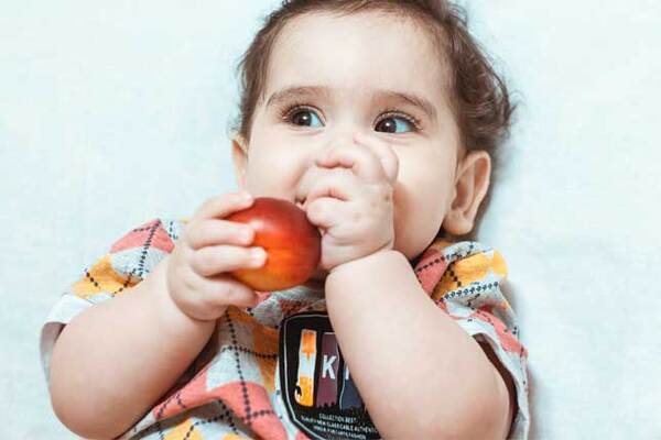 Хранене на бебе на 6 месеца - колко трябва да яде шестмесечно бебе?