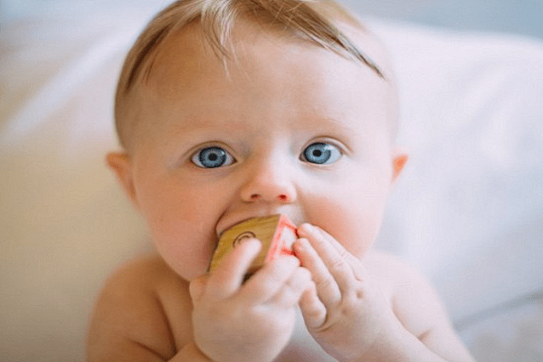 Хранене на бебе на 7 месеца: Всичко, което трябва да знаете