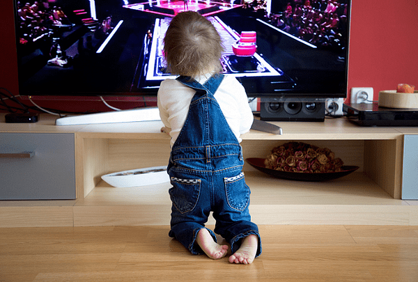 Защо да избягваме телевизията за бебета и малки деца