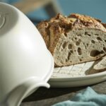EMILE HENRY Керамична кръгла форма за печене на хляб "ROUND BREAD BAKER" - цвят червен