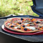 EMILE HENRY Керамична плоча за пица "RIDGED PIZZA STONE" - Ø 40 см - цвят черен