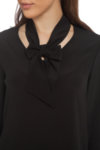 Черна копринена блуза с подвижна панделка