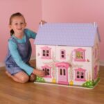 Дървена къща с обзавеждане и семейство - Къщичка