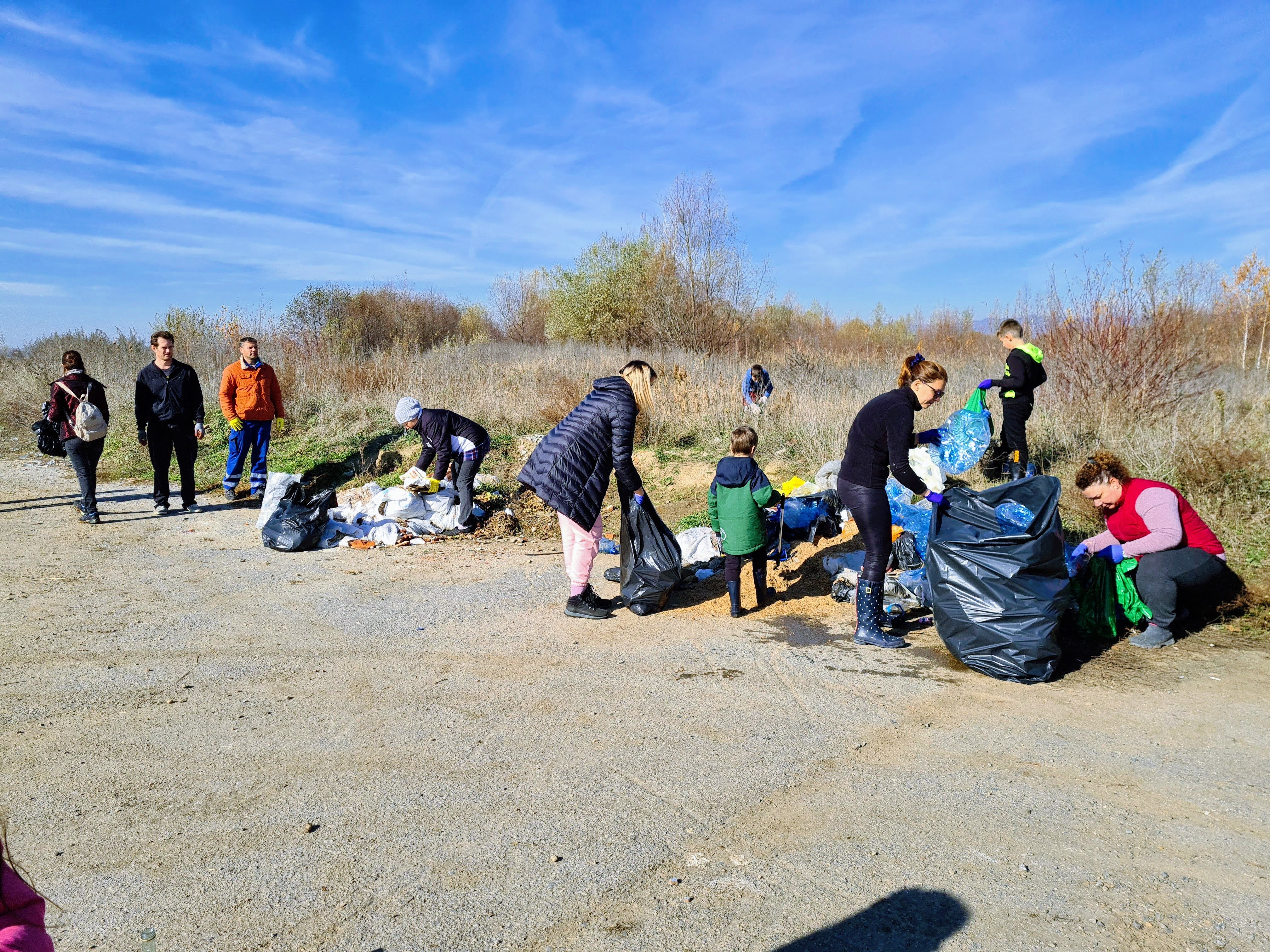 деца и родители почистват боклуци край езеро Натура 2000 Негован