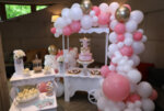 Декорация / Украса от балони в розово и бяло