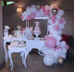 Декорация / Украса от балони в розово и бяло