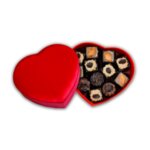 Кутия сърце с шоколадови бонбони