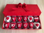 Кутия бонбони форма на сърца с послание