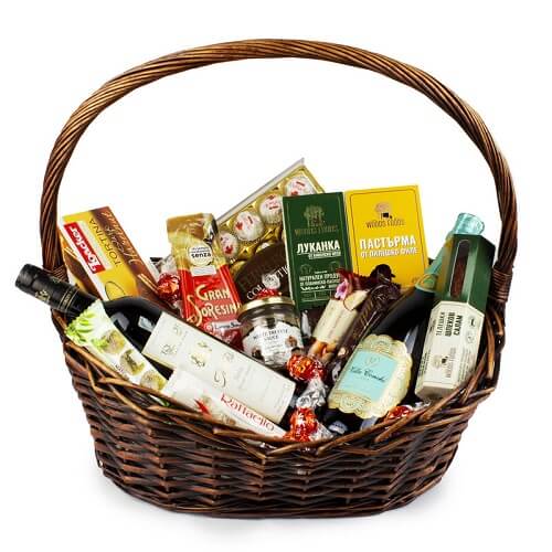 подаръчна кошница с вино и сладки и солени продукти