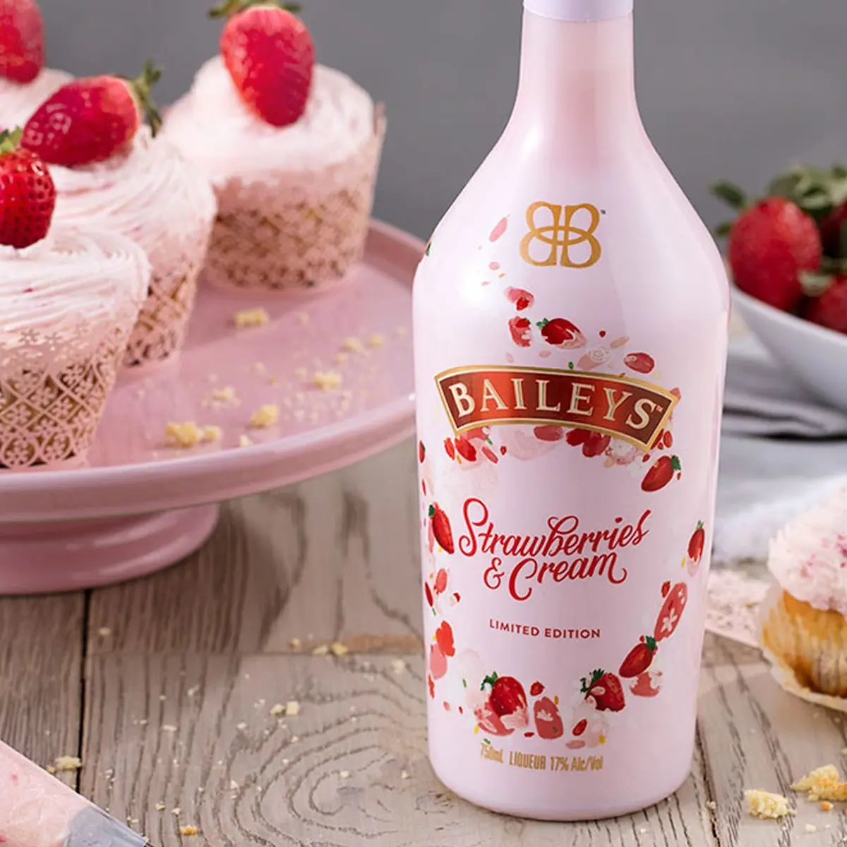 Ликьор Baileys Strawberries and Cream 700ml.