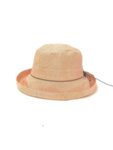 Дамска елегантна шапка с дървено копче