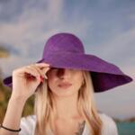 Елегантна дамска шапка от рафия - лавандулово лилава