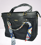Черна дамска чанта с две дръжки и панделка
