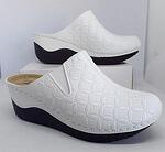 Бели дамски чехли с бродерия, затворени на пръстите