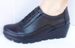 Черни дамски обувки EZEL на платформа с лачен принт