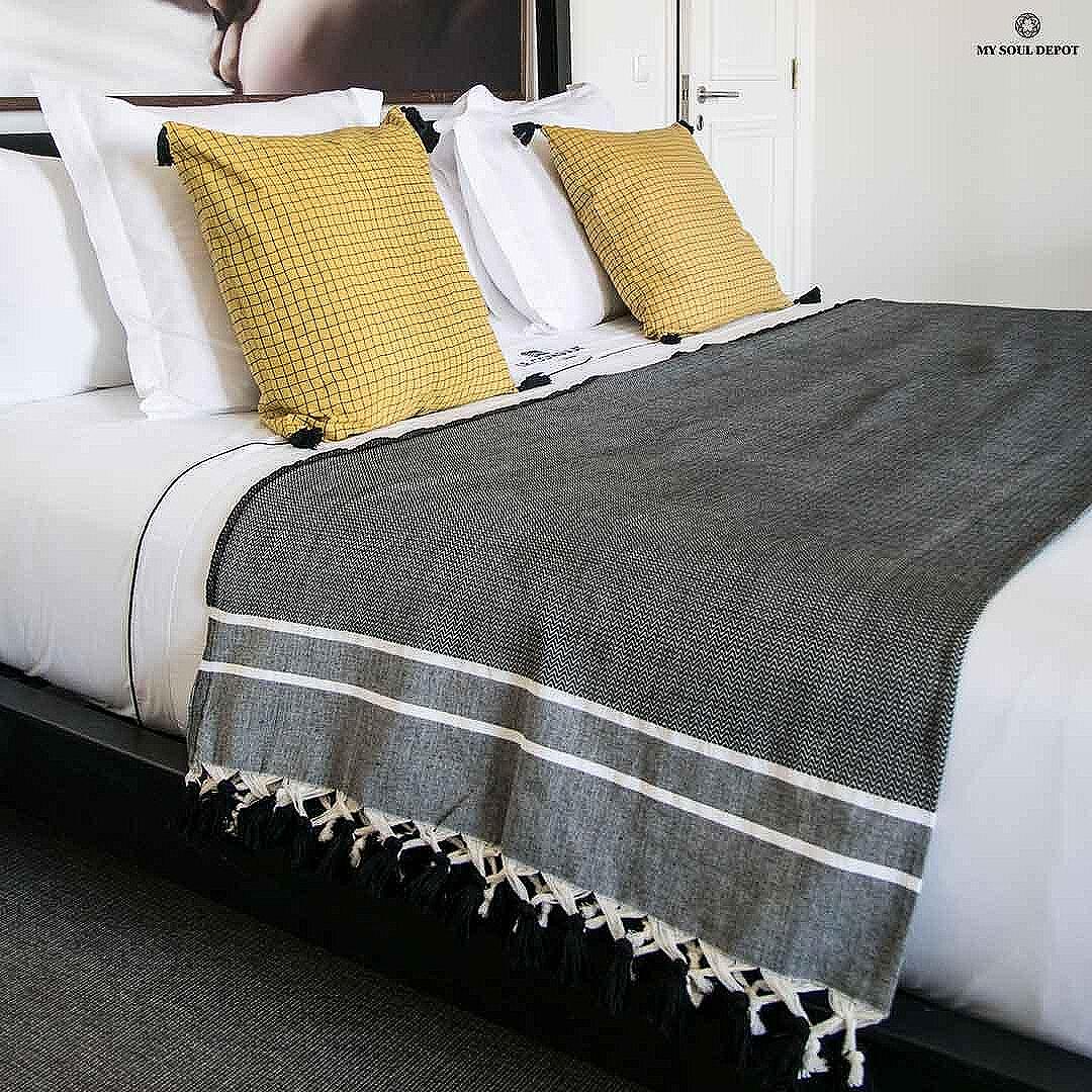 Одеяло Тунис с пискюли / черно и бяло