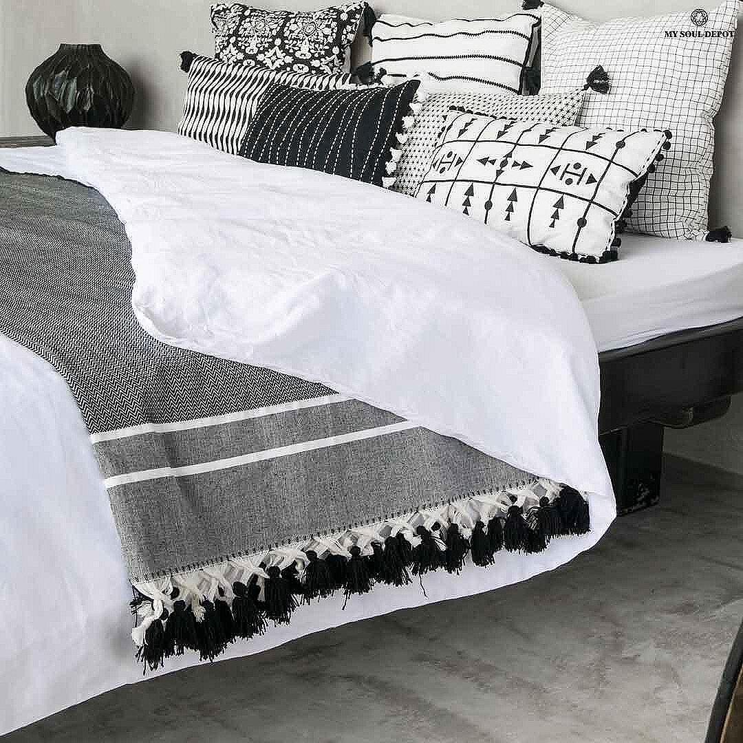 Одеяло Тунис с пискюли / черно и бяло