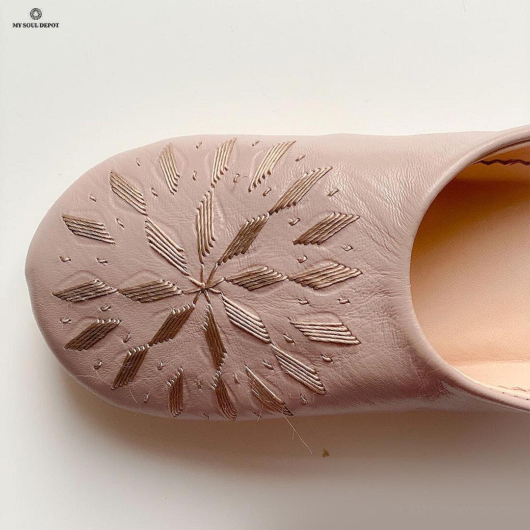 Марокански чехли с бродерия - цвят мока