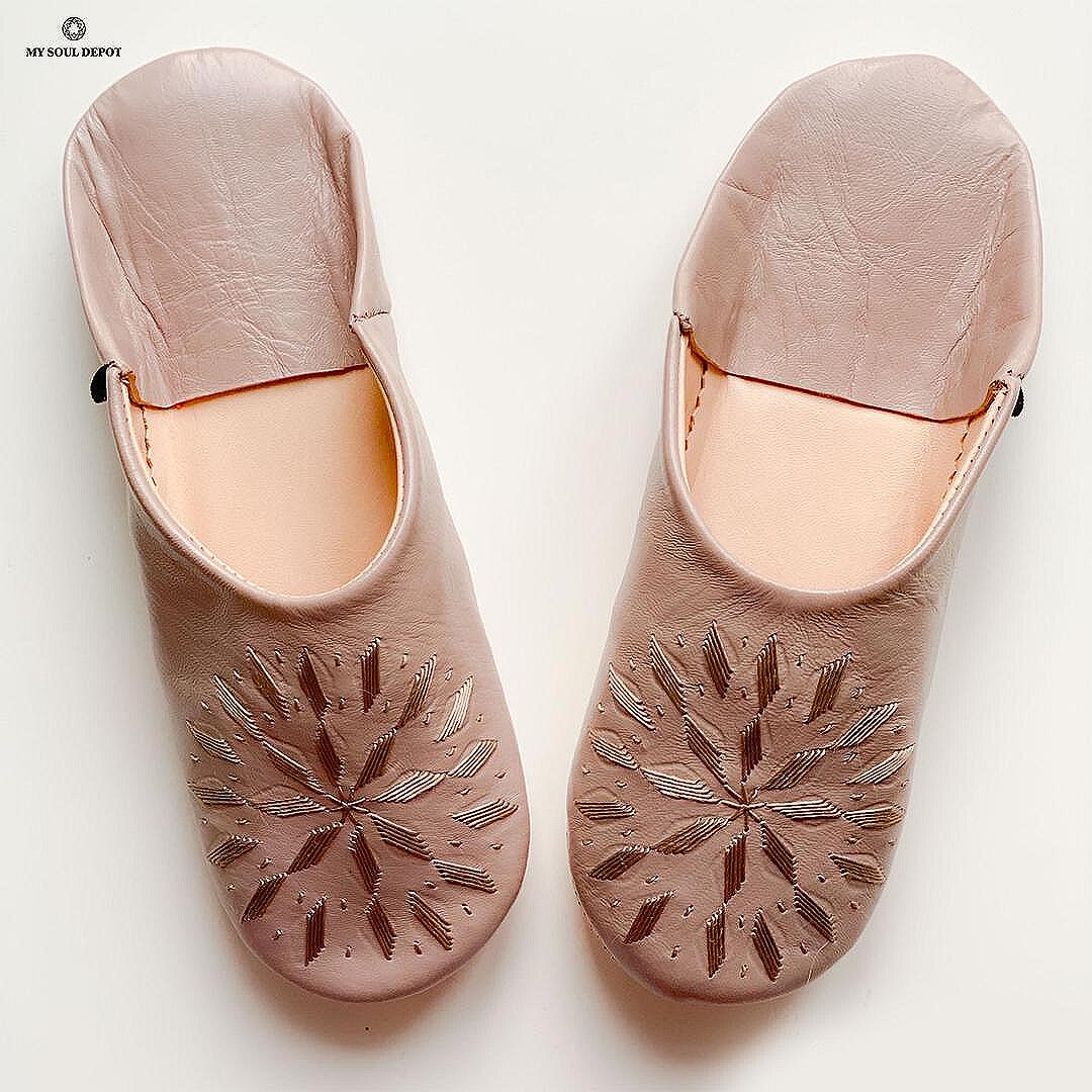 Марокански чехли с бродерия - цвят мока