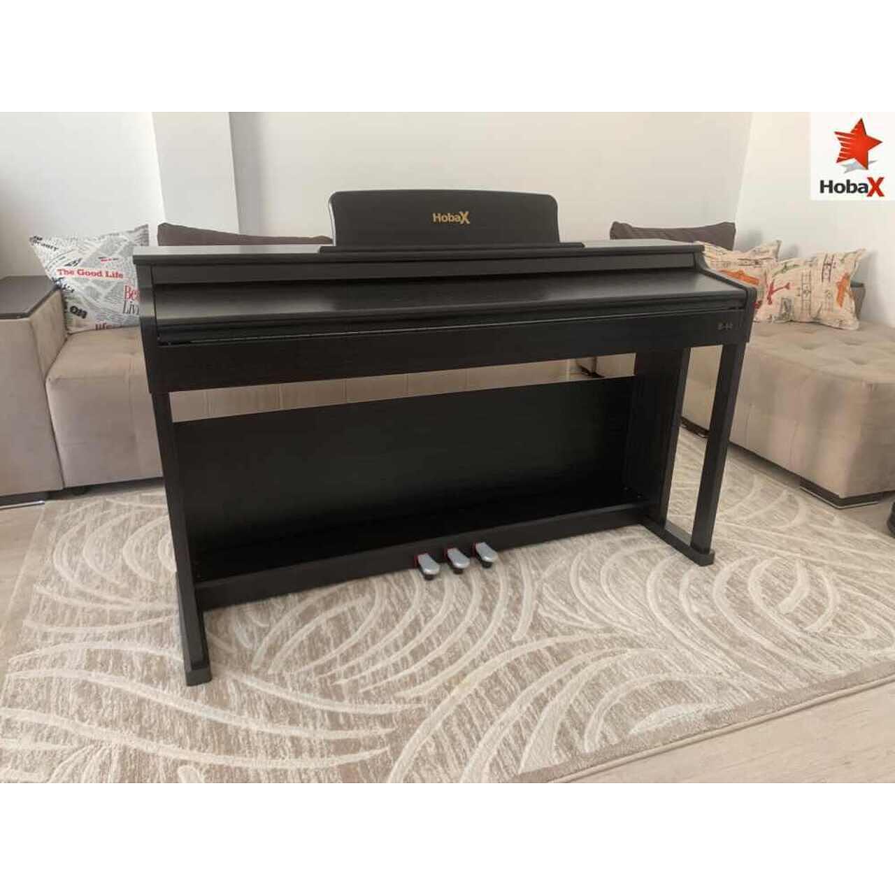 Комплект Дигитално пиано Hobax B-88, тъмен цвят, 88 клавиша HAMMER ACTION тежка клавиатура, 7 октави, 8 звуци, 128 ритми, с тройна педалиера. +3 ПОДАРЪКА – слушалки,стикери за клавиши и пейка