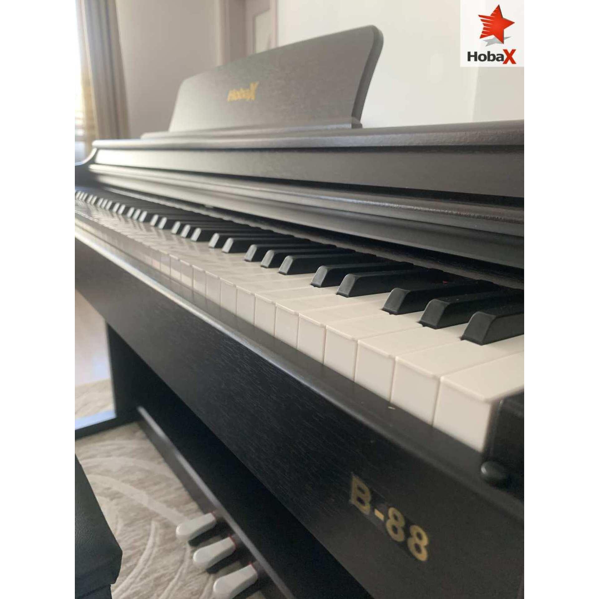 Комплект Дигитално пиано Hobax B-88, тъмен цвят, 88 клавиша HAMMER ACTION тежка клавиатура, 7 октави, 8 звуци, 128 ритми, с тройна педалиера. +3 ПОДАРЪКА – слушалки,стикери за клавиши и пейка
