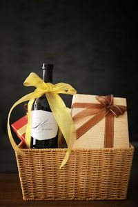 Кошница с вино за подарък 8