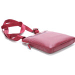 Вертикална чантичка за рамо Piquadro с отделениез за iPad