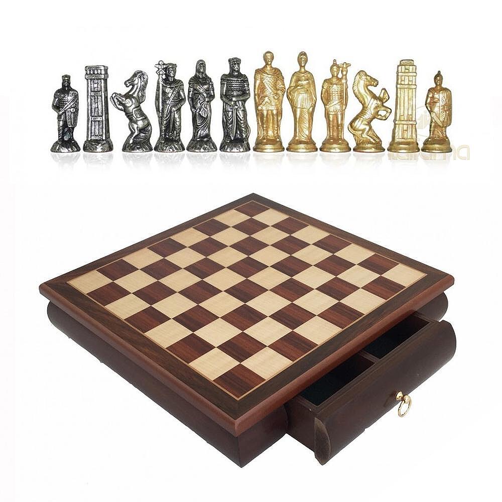 Италиански комплект шах и табла Italfama - Romans vs Barbarians, кожена кутия, 32.5 x 32.5 см Италиански комплект шах и табла Italfama - Romans vs Barbarians, кожена кутия, 32.5 x 32.5 см