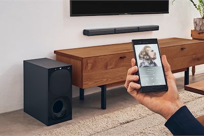 Изображение, показващо телефон с Bluetooth свързаност и HT-S40R в хол