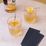 Чаши за уиски Kikkerland - 2 бр, с метални клечки и салфетки