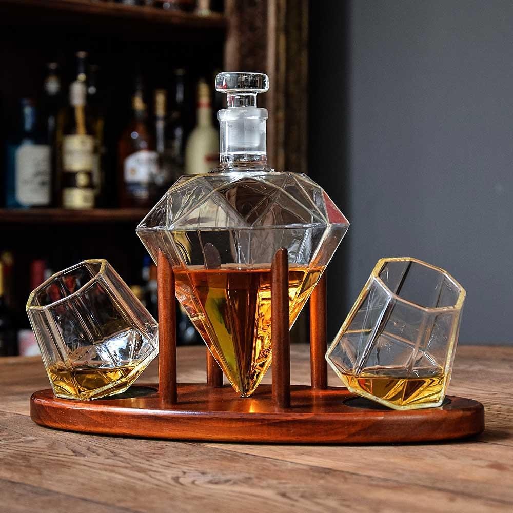 MikaMax - Diamond Decanter Deluxe - Juego de decantador de whisky - Jarra de diamante - 850 ml - Incluye soporte para decantador - Incluye 2 vasos de whisky con forma de