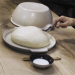 EMILE HENRY Керамична кръгла форма за печене на хляб "ROUND BREAD BAKER" - цвят червен