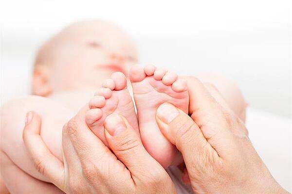 Успокояващите ползи от масажа на бебешките крачета