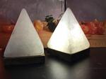 Лампа от хималайска сол 400г - бяла пирамида с дървена основа и USB