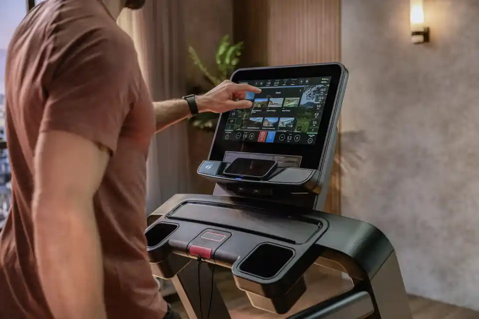 1-atmos_se4-console_2026_lifefitness_stills_d1_012326_v9_sml.webp