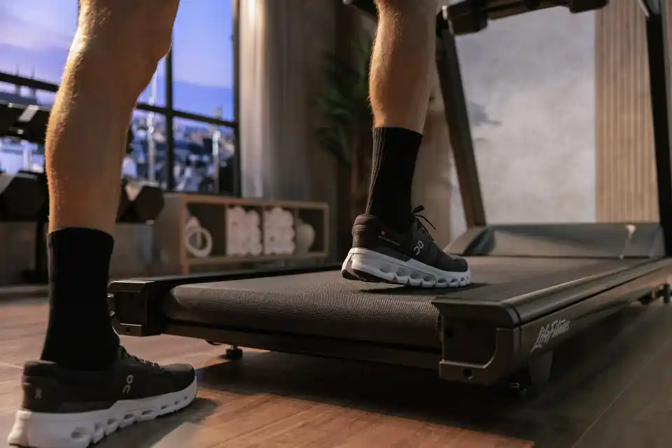 3-atmos_tread_2026_lifefitness_stills_d1_012421_v9_sml.webp