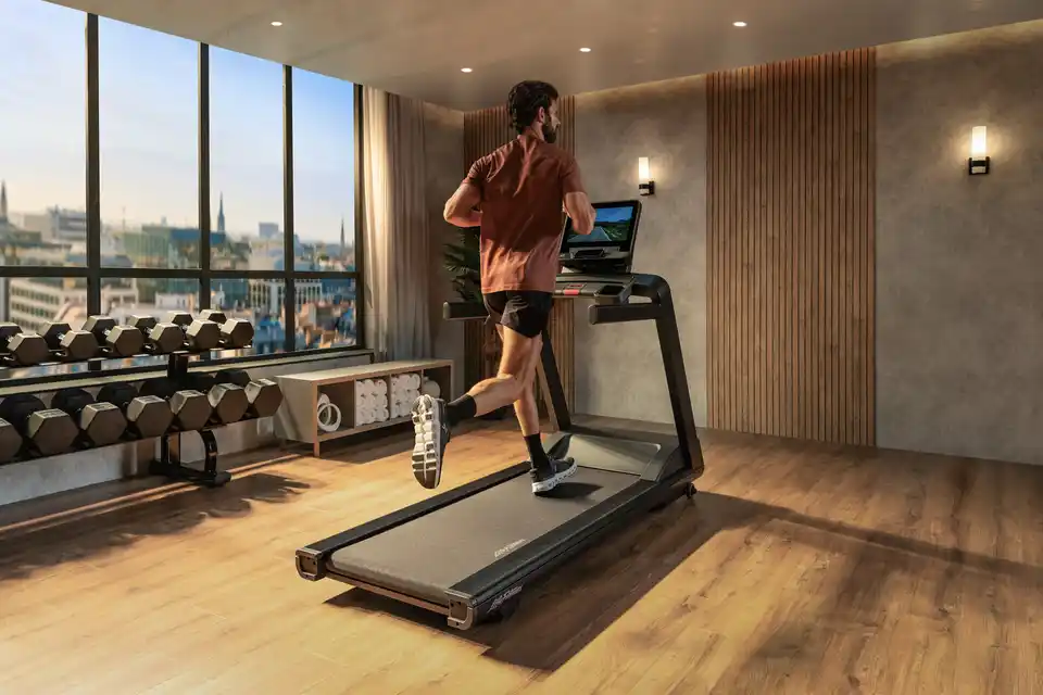 5-atmos_2026_lifefitness_treadmill_left45_talent_2905_v4_sml-1.webp