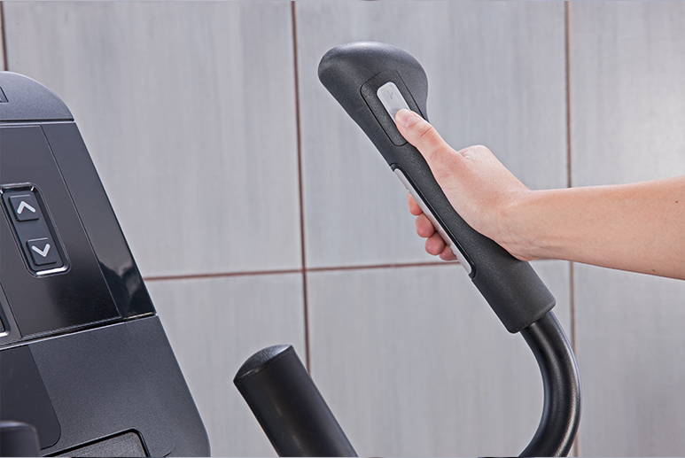 Кростренажор Club Series+ Elliptical | LifeFitness - lifefitness.bg 2 Club Series+ Elliptical handle with adjustable resistance