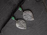 Сребърни обеци с текстура и зелени полускъпоценни камъни